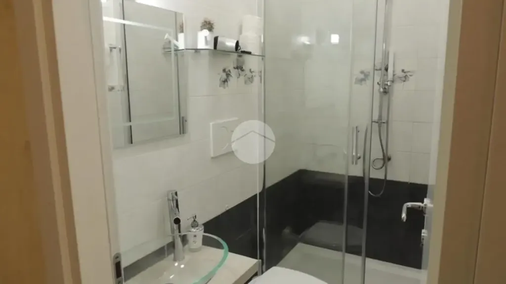 Salles de bain - Four-Bedroom Apartment in Historic Building, Rome