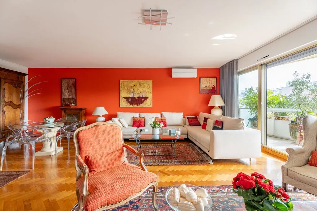 Contemporary Flat with Terraces in Marseille