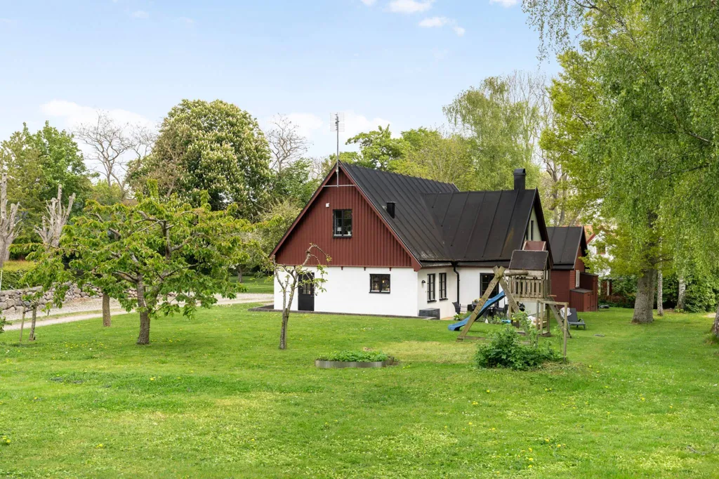 Aed - Traditional-Style Villa in Äspö Kyrkby
