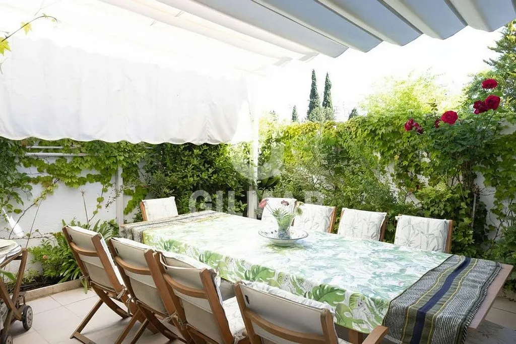 Terrass - Chalet with Pool in Parque Conde de Orgaz