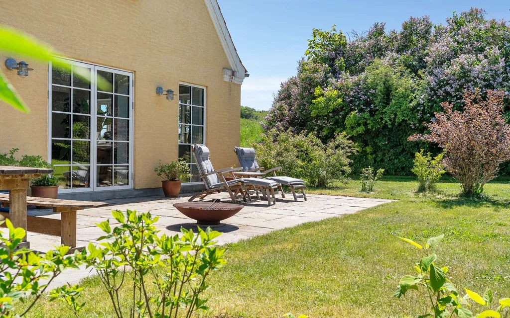 Jardin - Contemporary Villa with Garden in Broby
