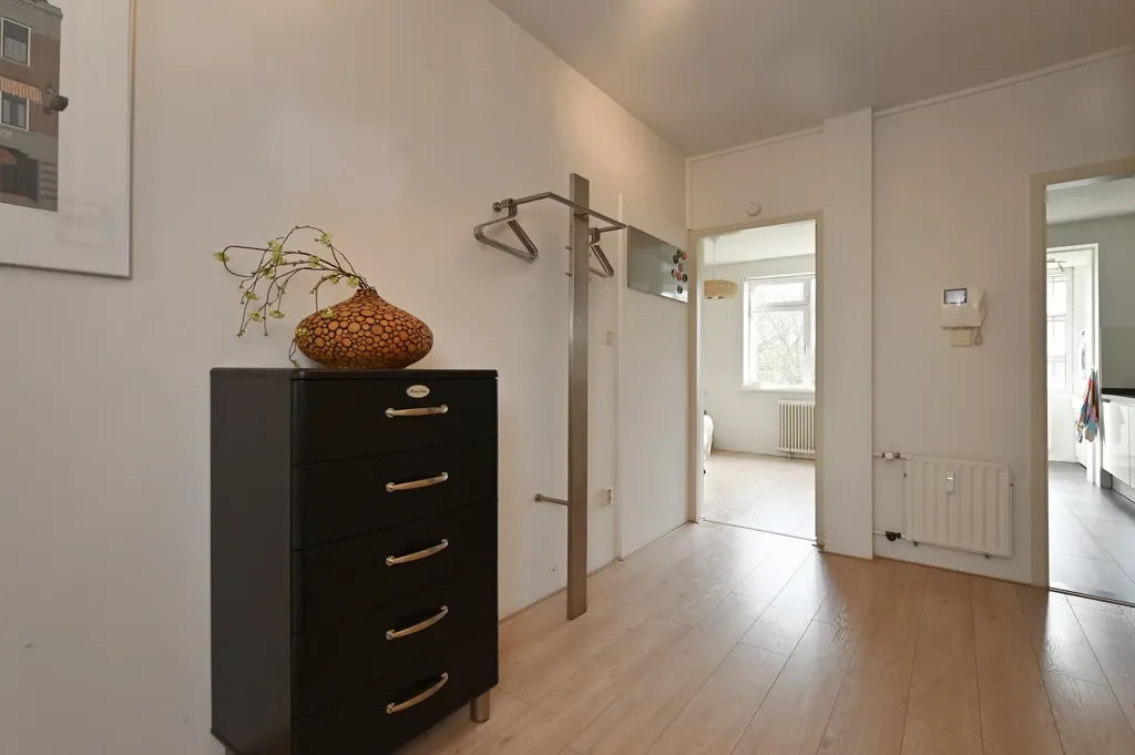 Esik - Corner Flat with Erker in Den Haag