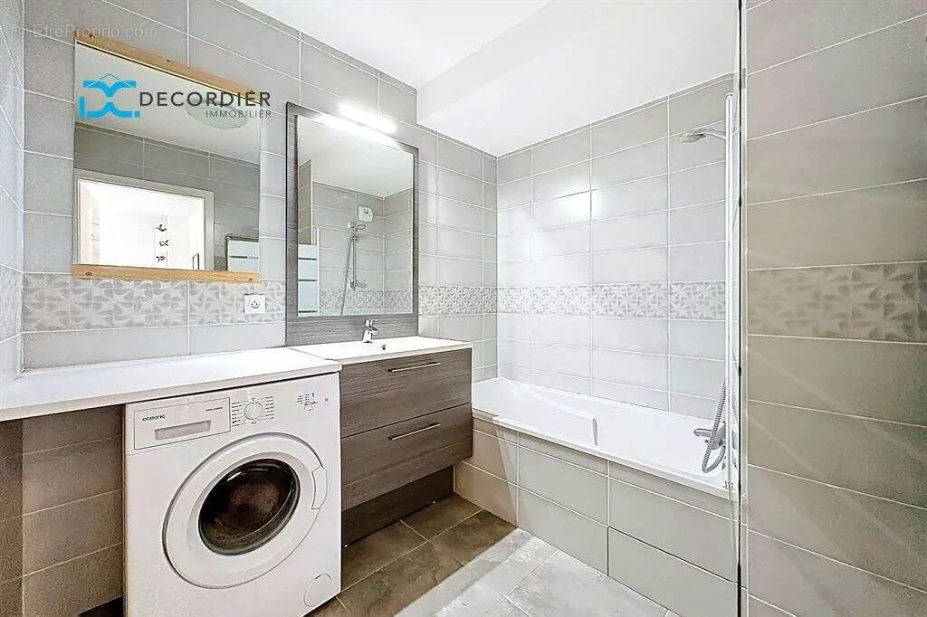 Salles de bain - Appartement avec Balcon proche Embarcadère à Evian-les-Bains