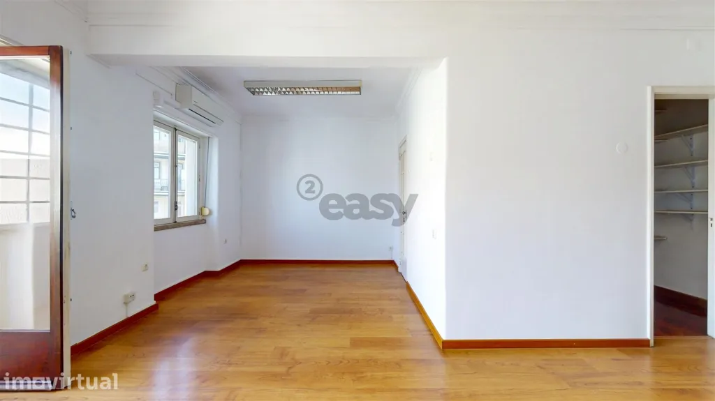 Toad - Modernised Office with Lift in Arroios, Lisbon