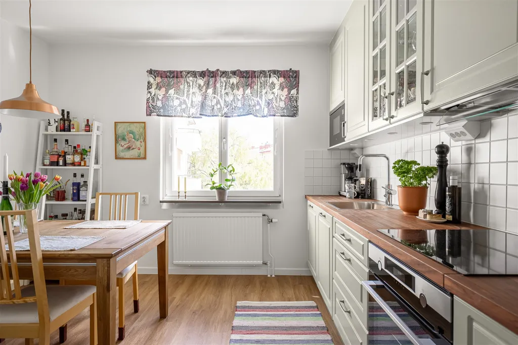 Salle à manger - Renovated Flat with South-Facing Balcony in Salabacksgatan