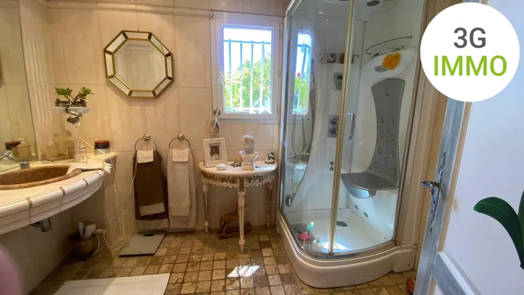 Salles de bain - Villa avec Piscine et Jardin Arboré à Védène