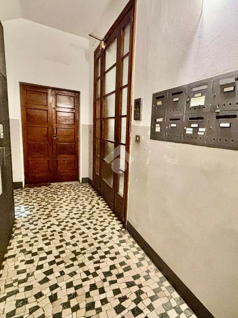 Esik - Spacious Apartment with Balcony in Florence