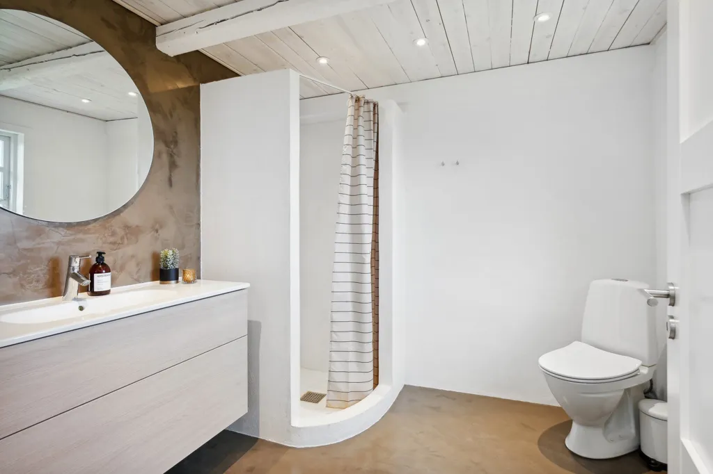 Bathrooms - 1937 Villa with Garden in Brovst