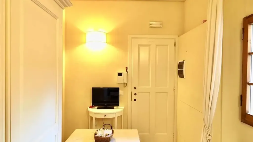 Entrée - Ground Floor Flat with Central Heating in Florence