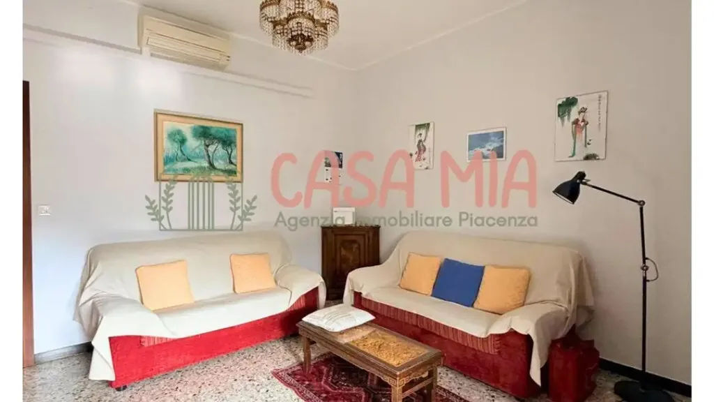 Séjour - Spacious Apartment with Balcony in Piacenza