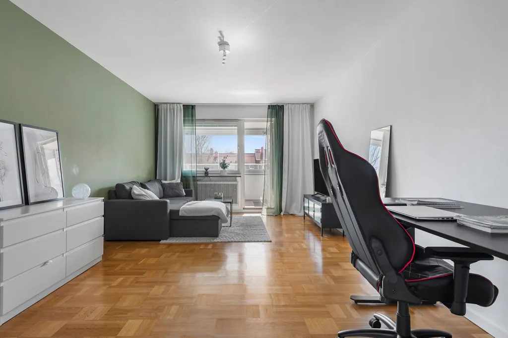 Bureau - Two-Bedroom Apartment with South-Facing Balcony in Teg