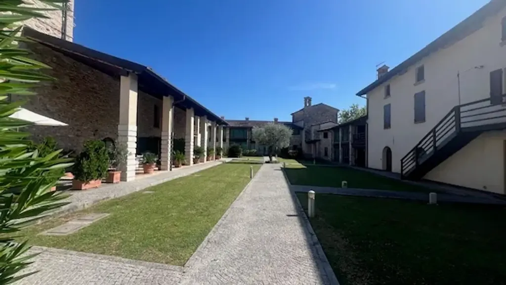Aed - Two-Level Apartment in Historic Casetta, Salò