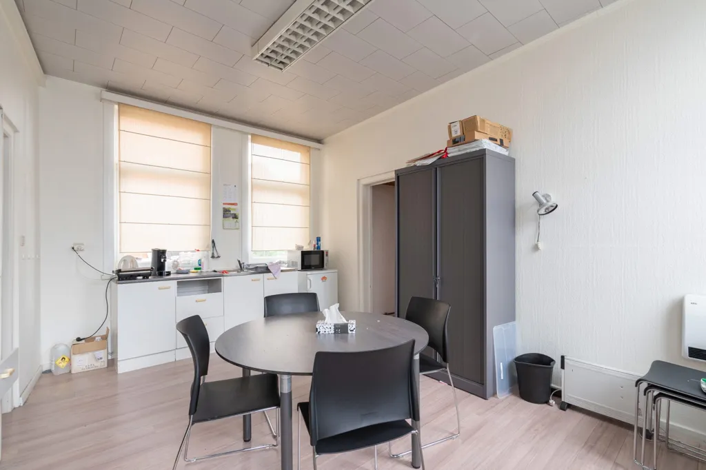 Bureau - Espace de Bureau avec Cuisine dans le Centre de Zele