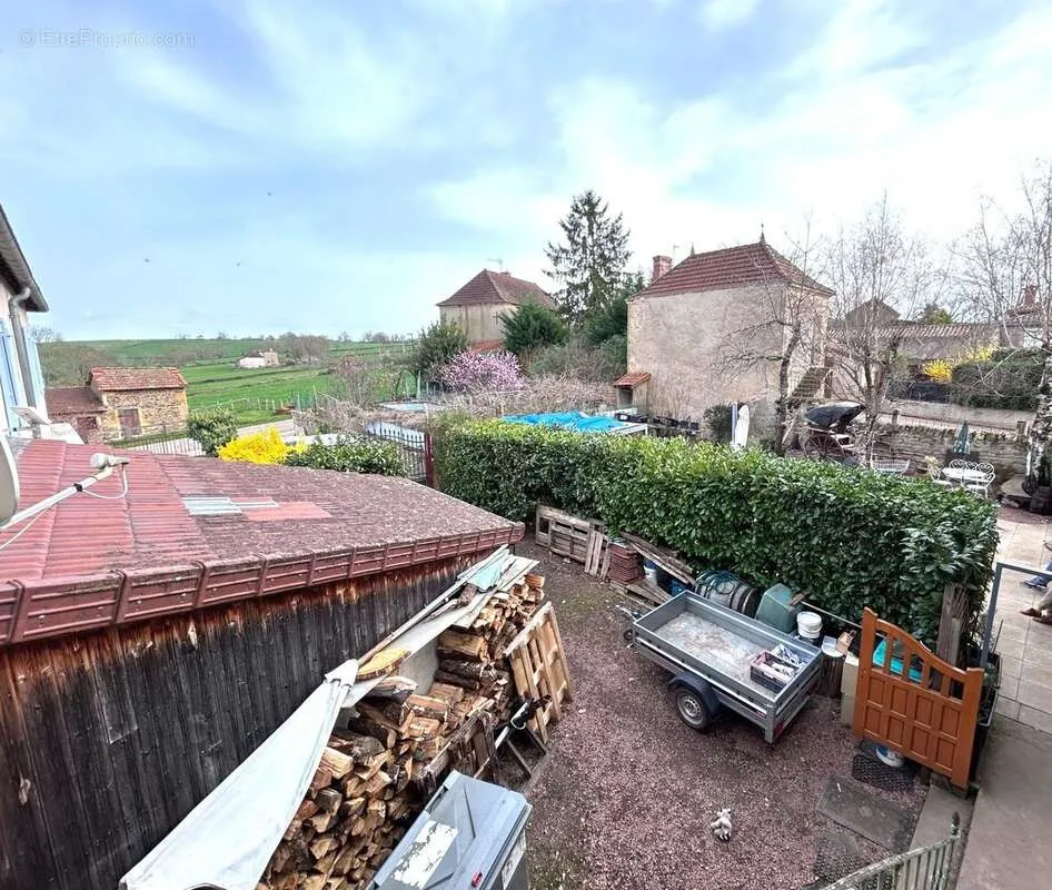 Aed - Mixed-Use Property with Commercial Space in Fleury-La-Montagne