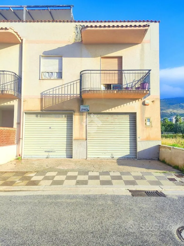 Välivaade - Warehouse with Double Garage Doors in Villa Rosina