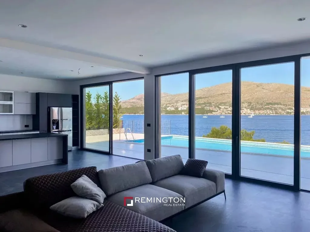 Elutuba - Waterfront Villa with Beach Access in Split