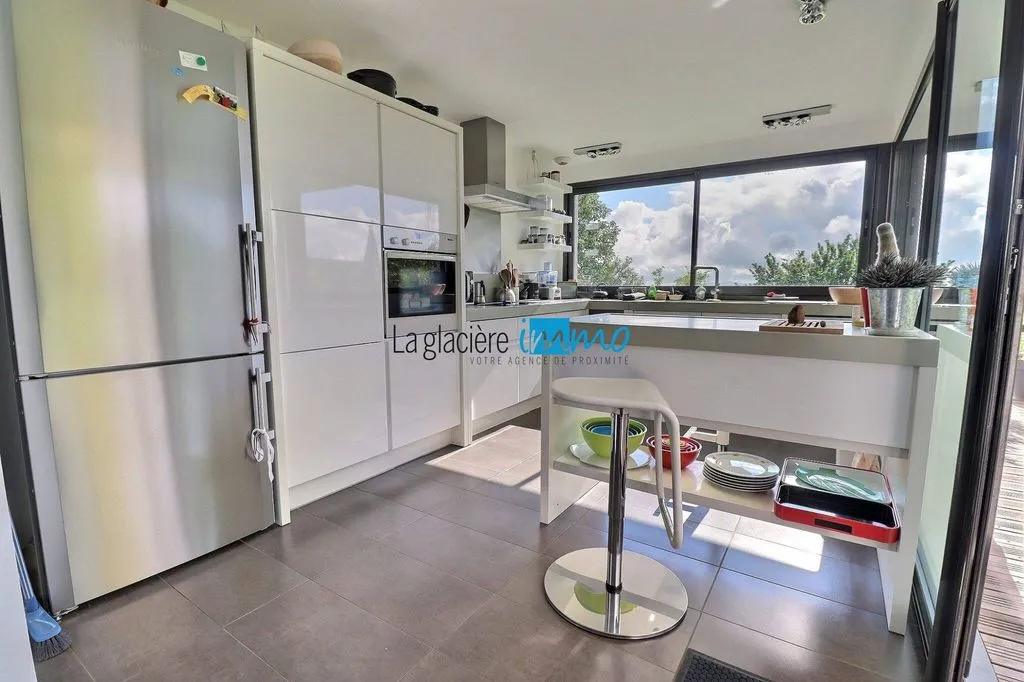 Cuisine - Maison Contemporaine avec Vue Panoramique à Chanonat