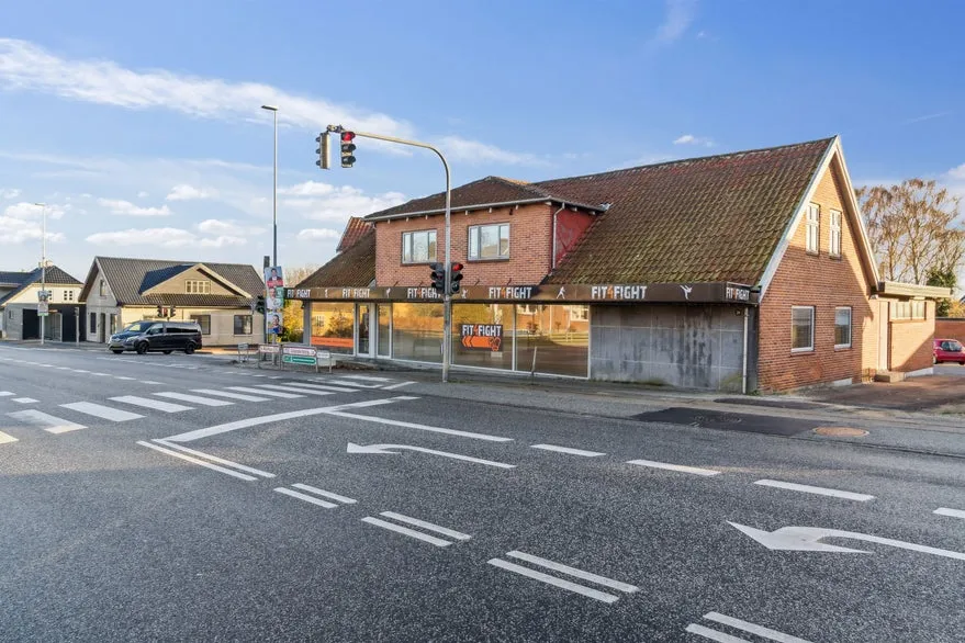 Extérieur - Visible Retail Unit with Large Sales Area in Central Location