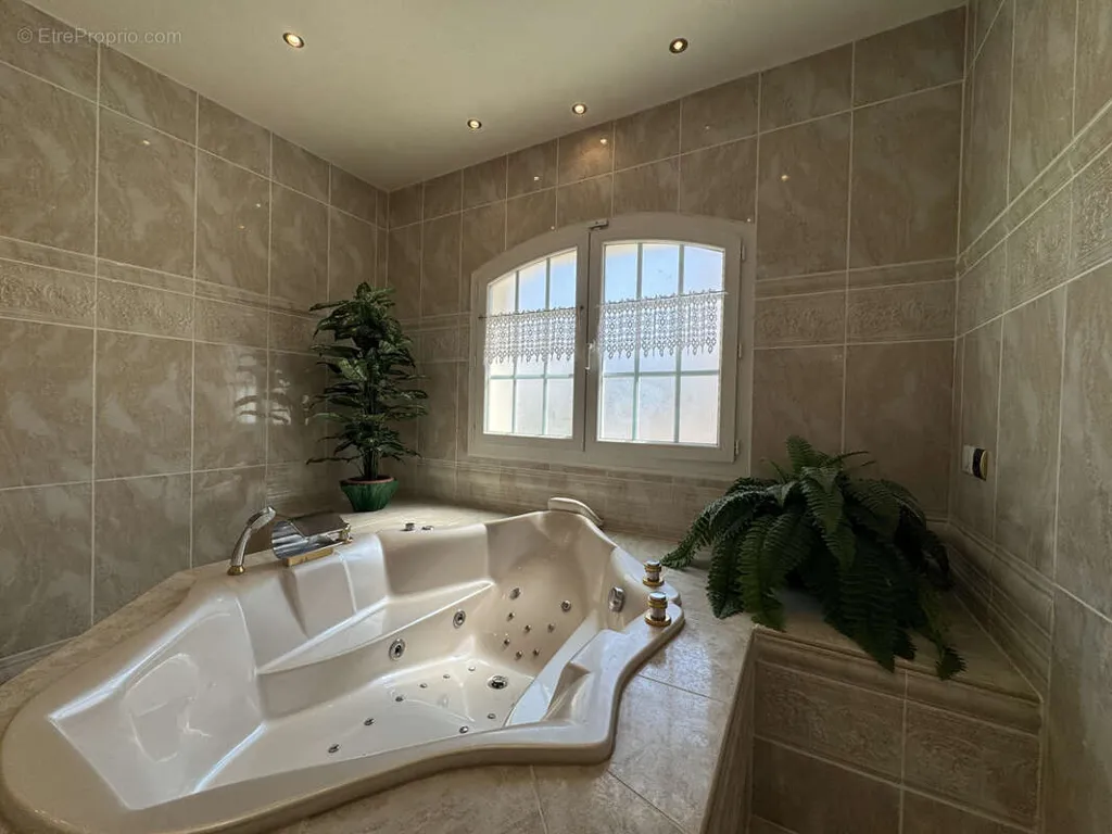 Salles de bain - Villa avec Piscine dans un Secteur Calme à La Grande-Motte