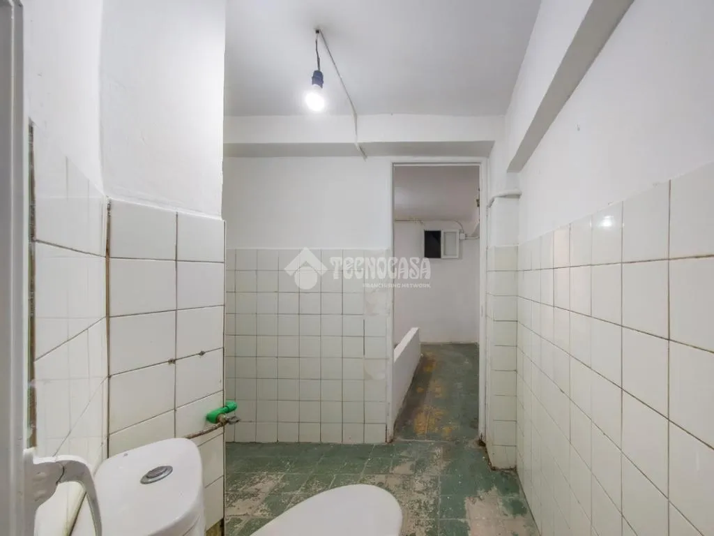 Bathrooms - Commercial Unit with Two Floors in Madrid