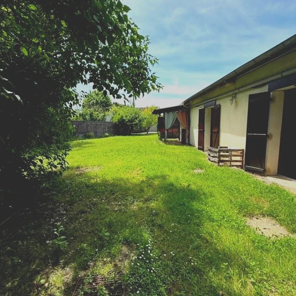 Aed - Contemporary Home with Storage in Aoste