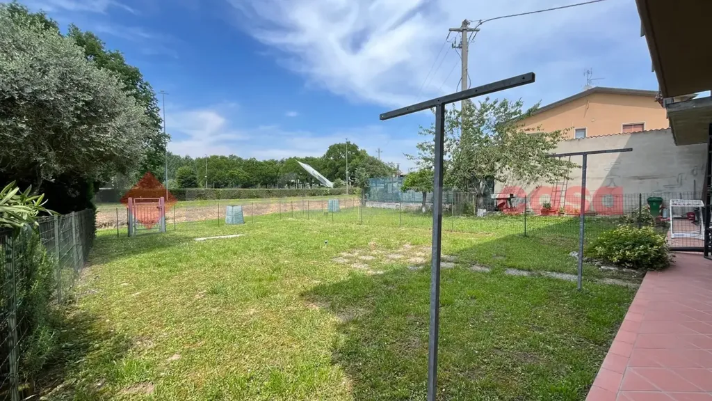 Aed - Semi-detached Villa with Garden in Erbe'