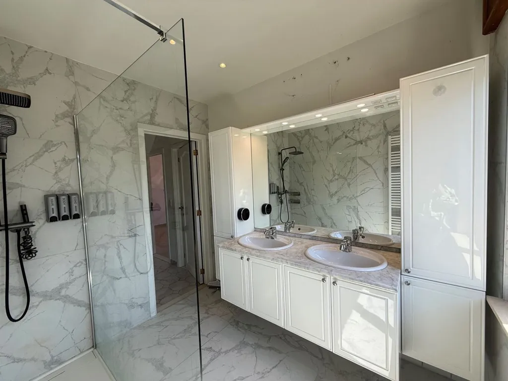 Badezimmer - Villa with Garden and Terrace in Waterloo