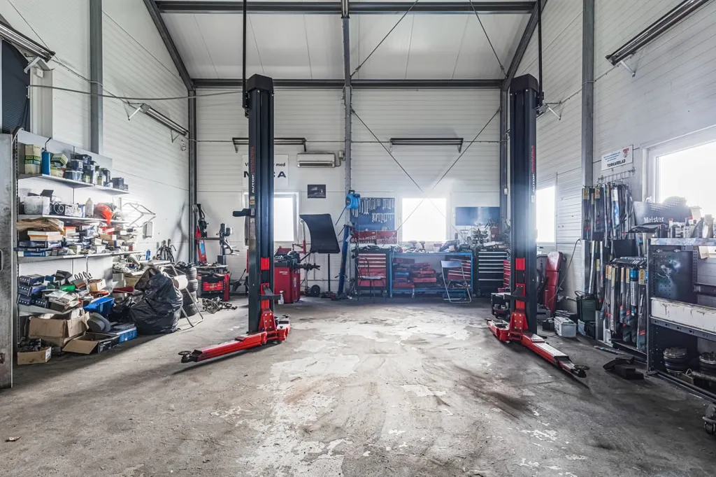 Garage - Industrial Unit with Workshop in Central Emmaboda