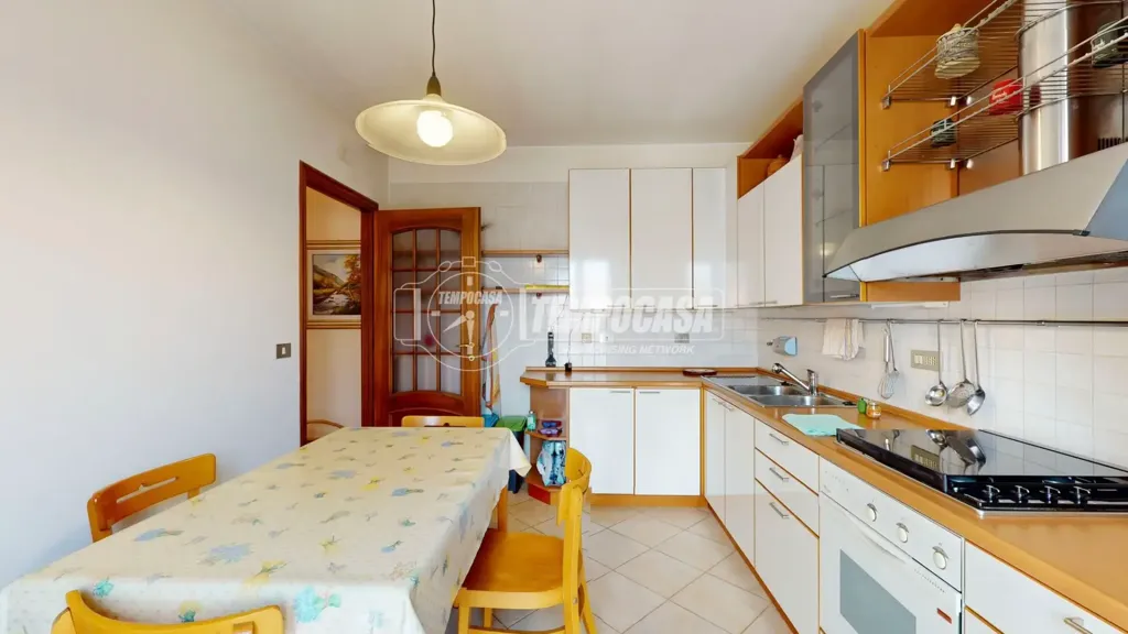 Köök - Spacious Apartment with Balcony in La Loggia
