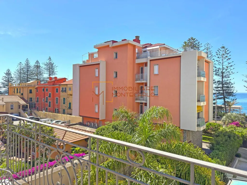 Balcon - Central Trilocale with Sea View in Bordighera