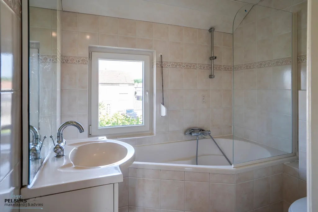 Bathrooms - Characterful Two-Storey House with Garden in Reuver