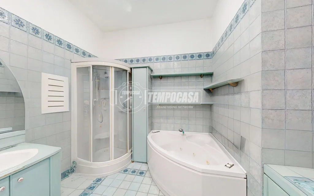 Bathrooms - Signorile Apartment with Four Balconies in Crocetta