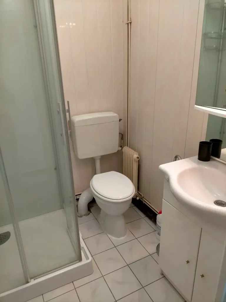 Salles de bain - Studio Meublé avec Balcon à Perpignan