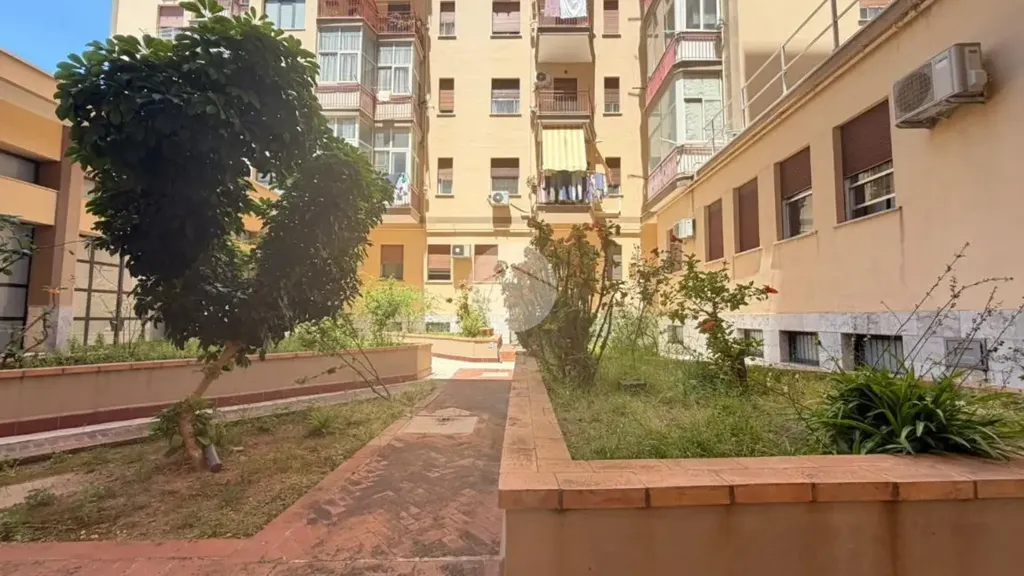 Garden - 2-Bedroom Apartment with Balcony in Palermo