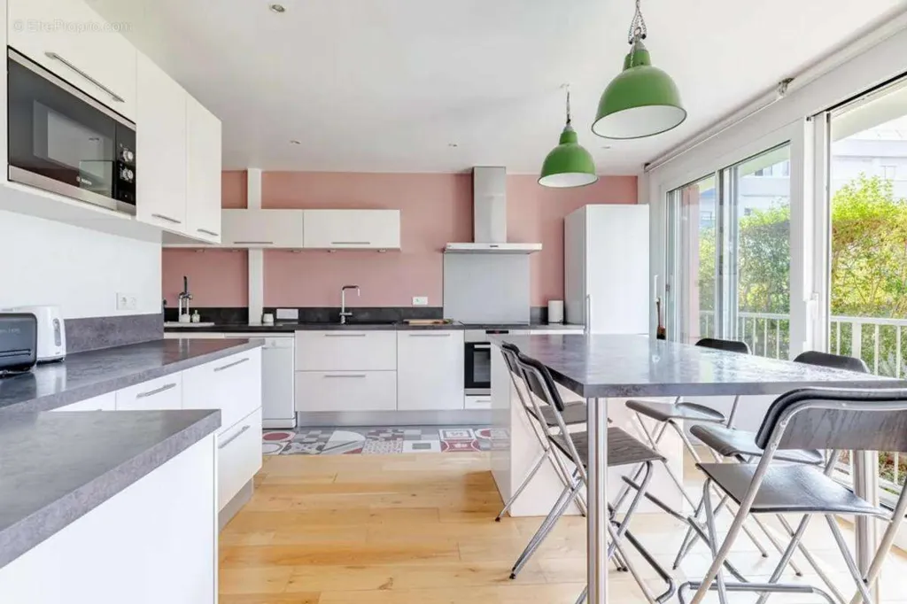 Köök - Bright 3-Bed Flat with Balcony in Garches