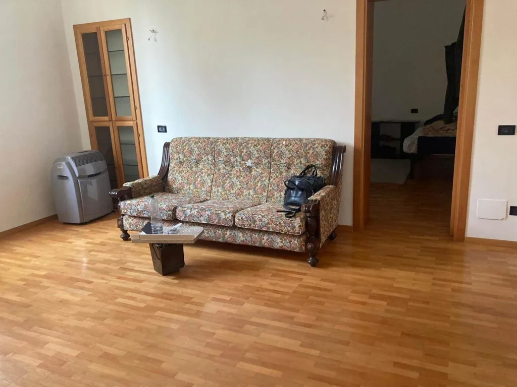 Soggiorno - Appartamento ristrutturato con parquet a Ancona