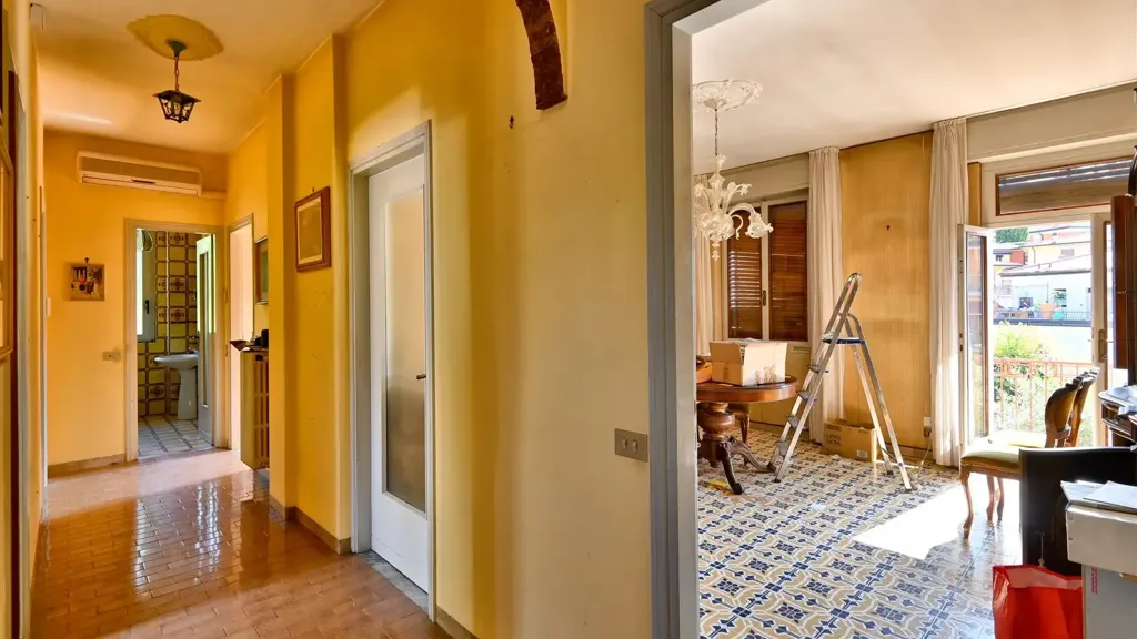 Entrée - Spacious Villa for Renovation in Salò
