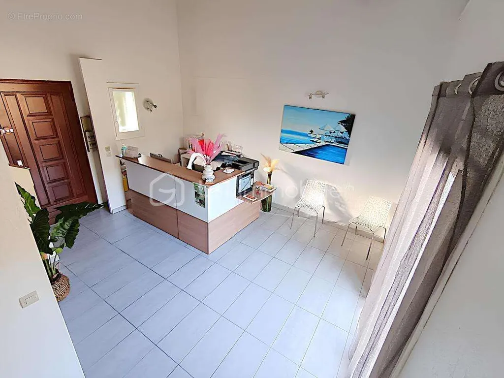 Esik - Medical Office with Parking in La Seyne-sur-Mer