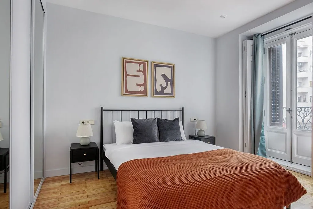Bedrooms - Furnished Flat with Balcony in Madrid Centre