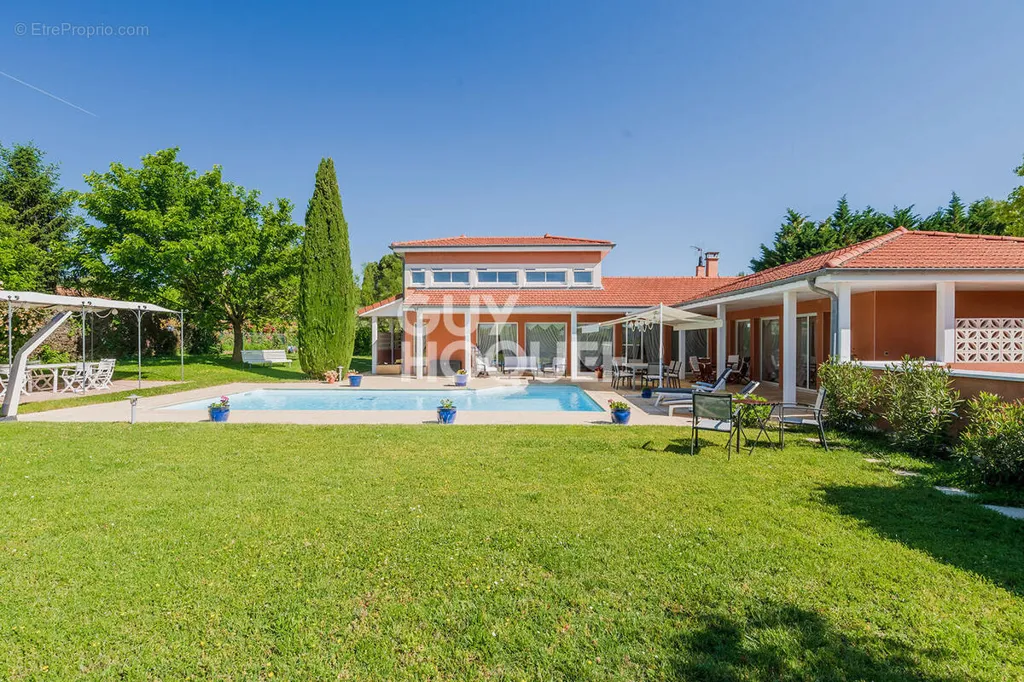 Bassein - Architectural Villa with Pool on Rochetaillée Heights