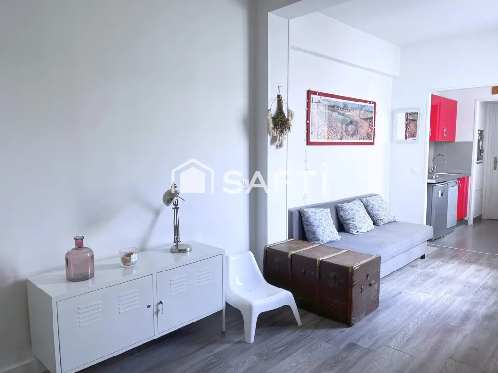 Living Room - Studio with Balcony in Paris 7th Arrondissement