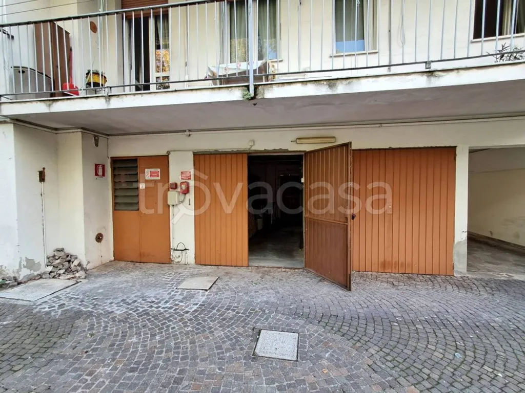 Garage - Apartment with Balcony in Ferrara Centre