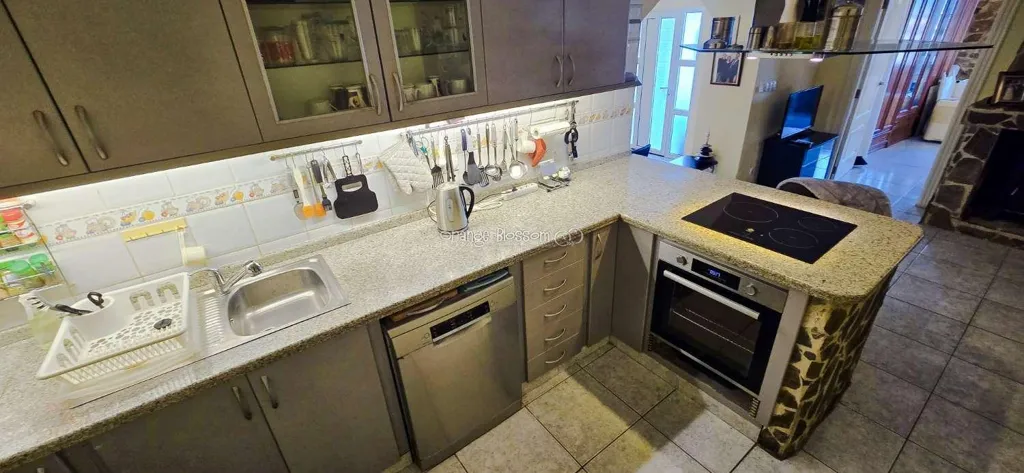 Cucina - Charming Townhouse with Sun Lounge in Ador