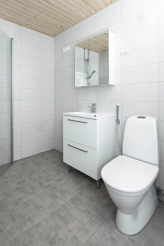 Salles de bain - Two-Bedroom Apartment with Balcony in Karakallio, Espoo