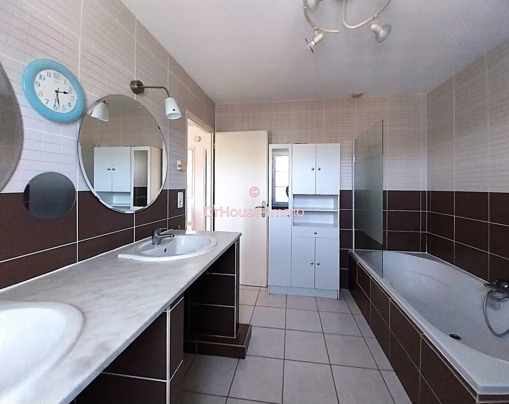 Salles de bain - Maison Rénovée avec Terrasse à Saint-Ouen-d'Aunis