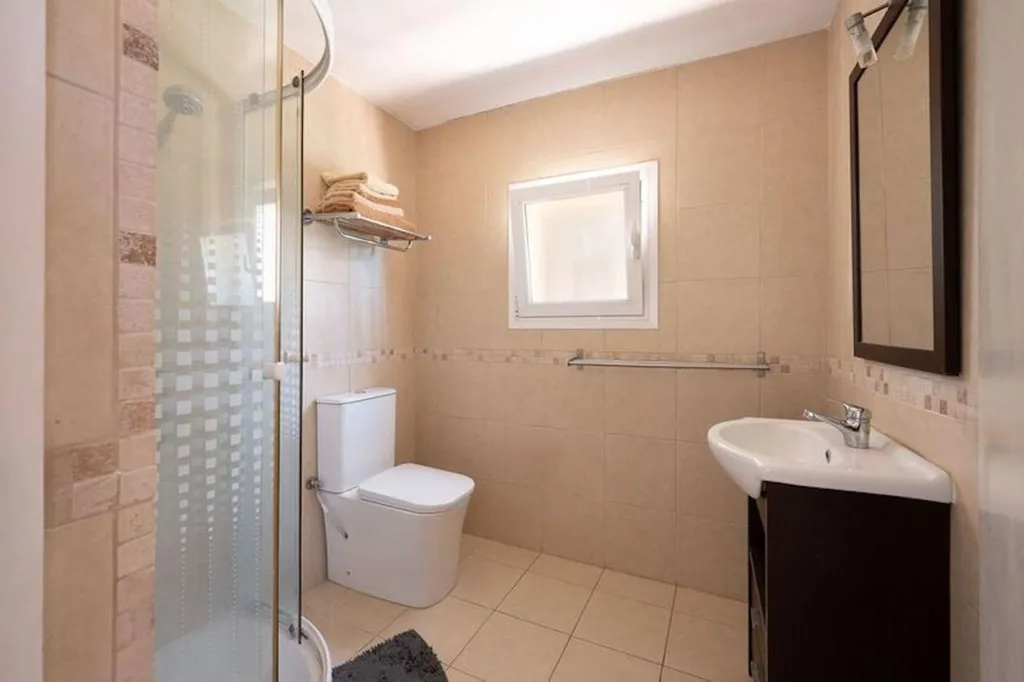 Salles de bain - Detached Villa with Private Pool in Río Real, Marbella