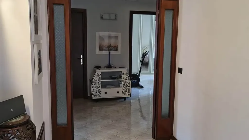 Entrée - Rustic-Style Flat with Ascender in Suzzara
