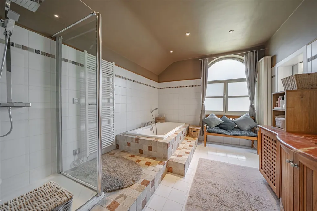 Recent Villa with Pool in Waterloo