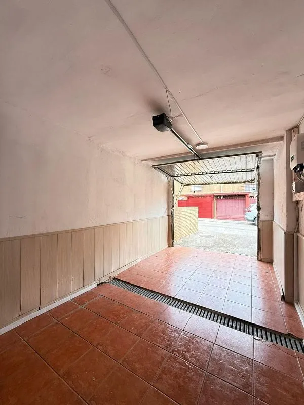 Garaaž - Renovated Townhouse with Solar Panels in Coimbra-Guadarrama