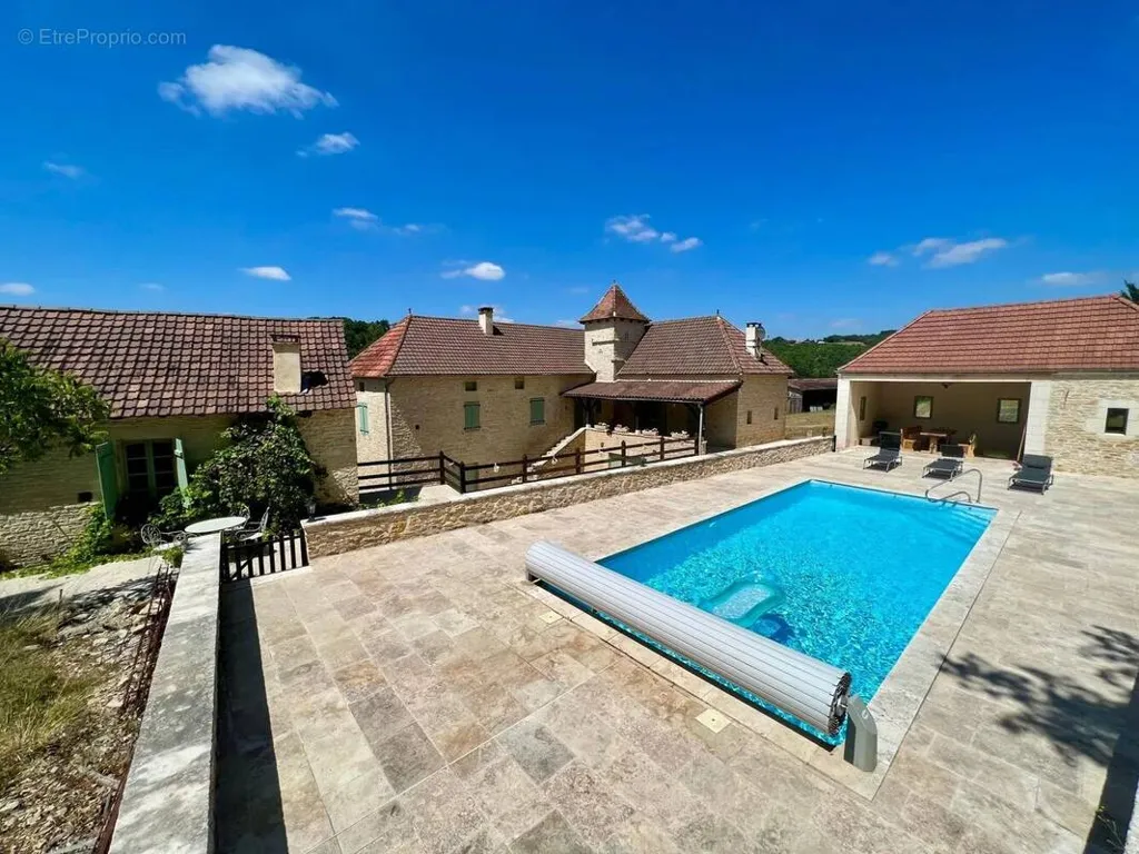 Õhuvaade - Extensive Property with Pool in Salviac